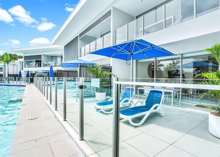 La Dolce Vita - Poolside Glamour